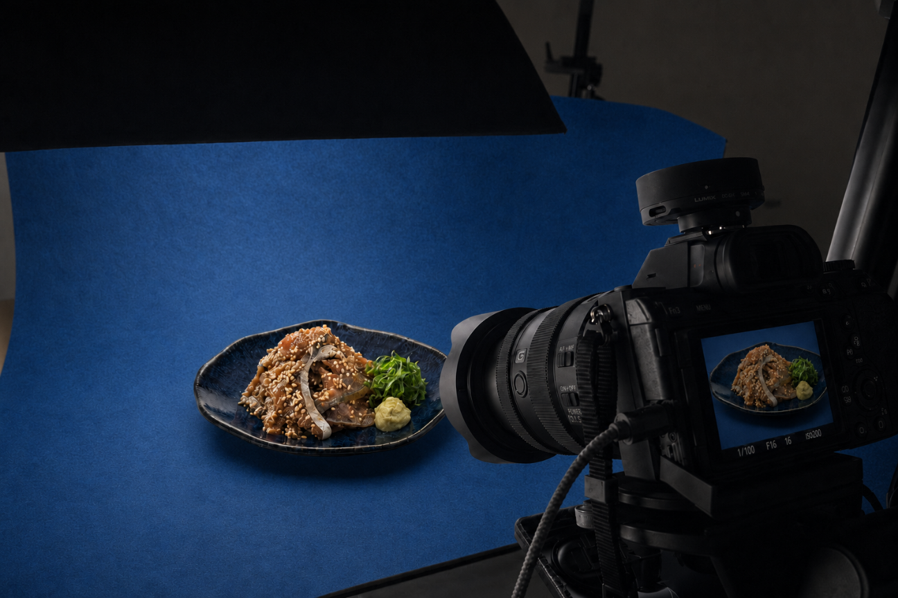 自社スタジオで一眼レフ撮影を行い食品写真を整えるイメージ